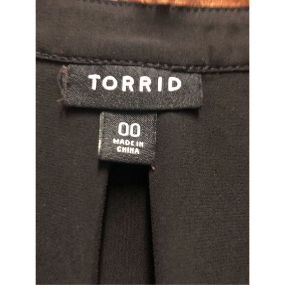 Torrid Women’s Black Lace Hidden Button Up V Neck Blouse Size 00 / 10 / Medium/L - Picture 5 of 8